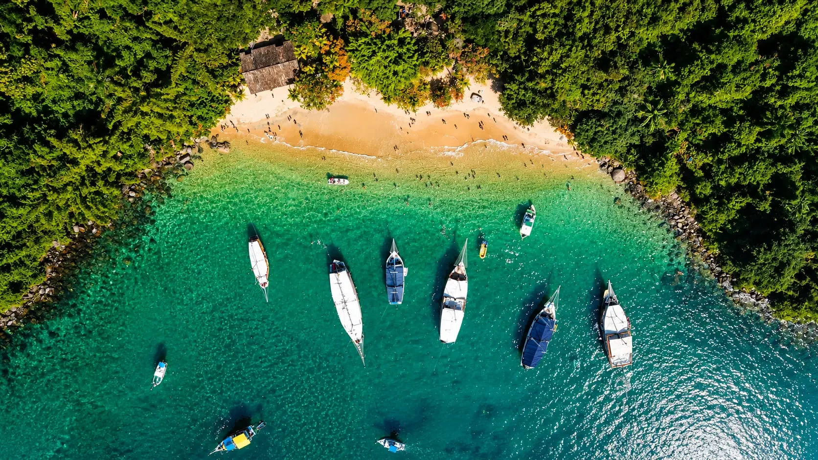 Passeio de lancha nas ilhas de Paraty - RJ Vista aérea das praias e ilhas da baía de Paraty, RJ, destino dos passeios de lancha da ParatyOceanTour