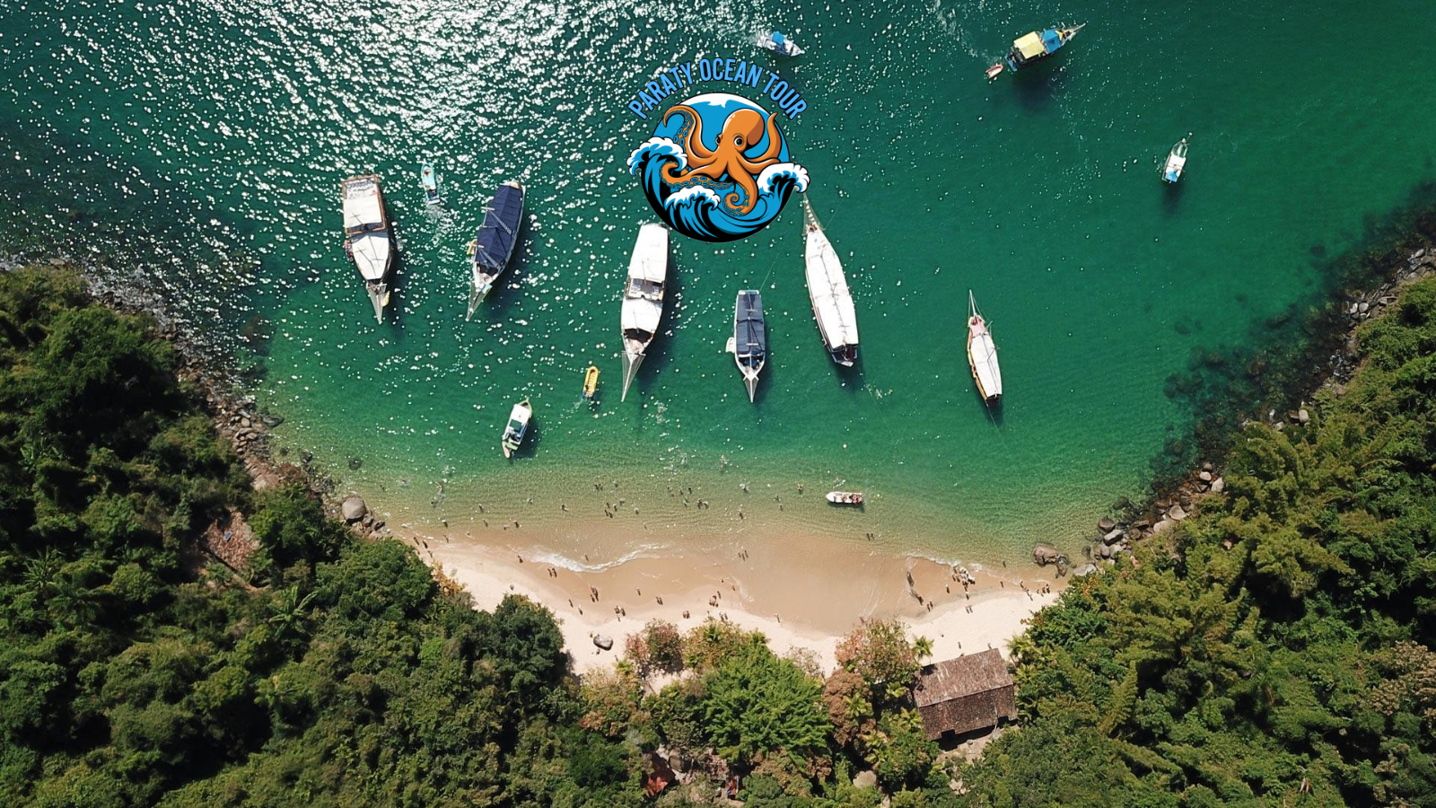 Vista aérea das ilhas paradisíacas de Paraty com águas turquesa